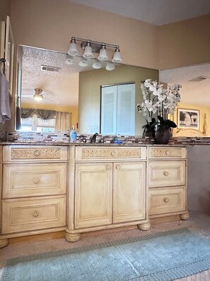 Hair dryer, towels - Sparkling Clean Home! Near Beach and Baseball Stadium! 🏟️ (Jupiter)