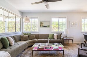 Smart-TV, Kamin, DVD-Player, Stereoanlage