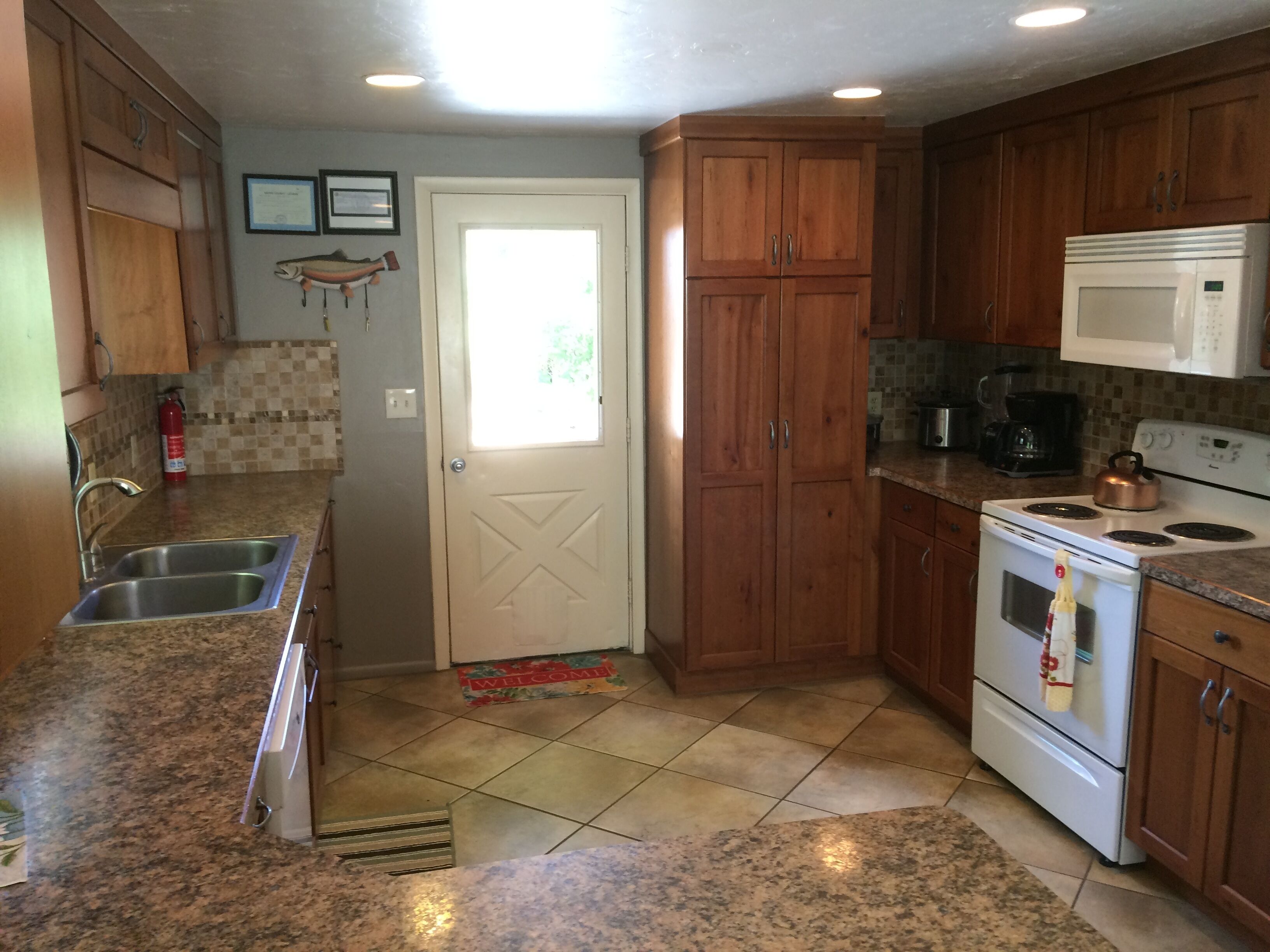 冷蔵庫、電子レンジ、オーブン、コンロ