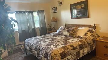 5 habitaciones, escritorio y tabla de planchar con plancha