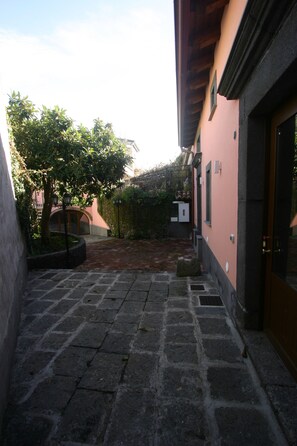 Property grounds - Etna view fully renovated luxury cottage in historical residence (Trecastagni)