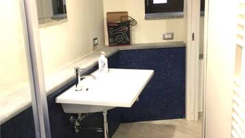 Dusche, Haartrockner, Bidet, Handtücher