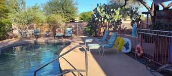 Serene och rymliga! Fantastiskt grannskap. Fullt kök, privat uteplats, pool.