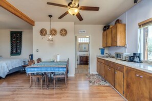 1 habitación, escritorio, tabla de planchar con plancha y wifi gratis 