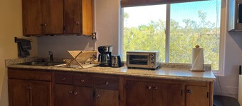 Sereno y espacioso! Gran barrio Cocina completa, patio privado, piscina.