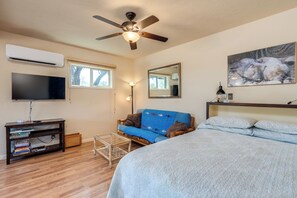 Bureau, fer et planche à repasser, accès au Wi-Fi (inclus)