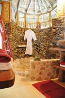 Bangalô superior, várias camas, vista para o oceano | Banheiro | Chuveiro, produtos de toalete grátis, secador de cabelo 