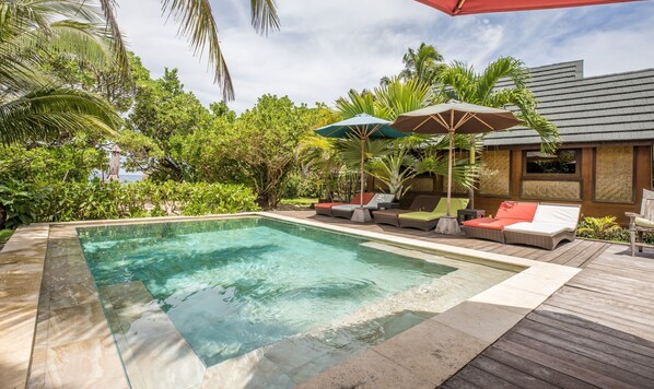 Piscine extérieure, chaises longues