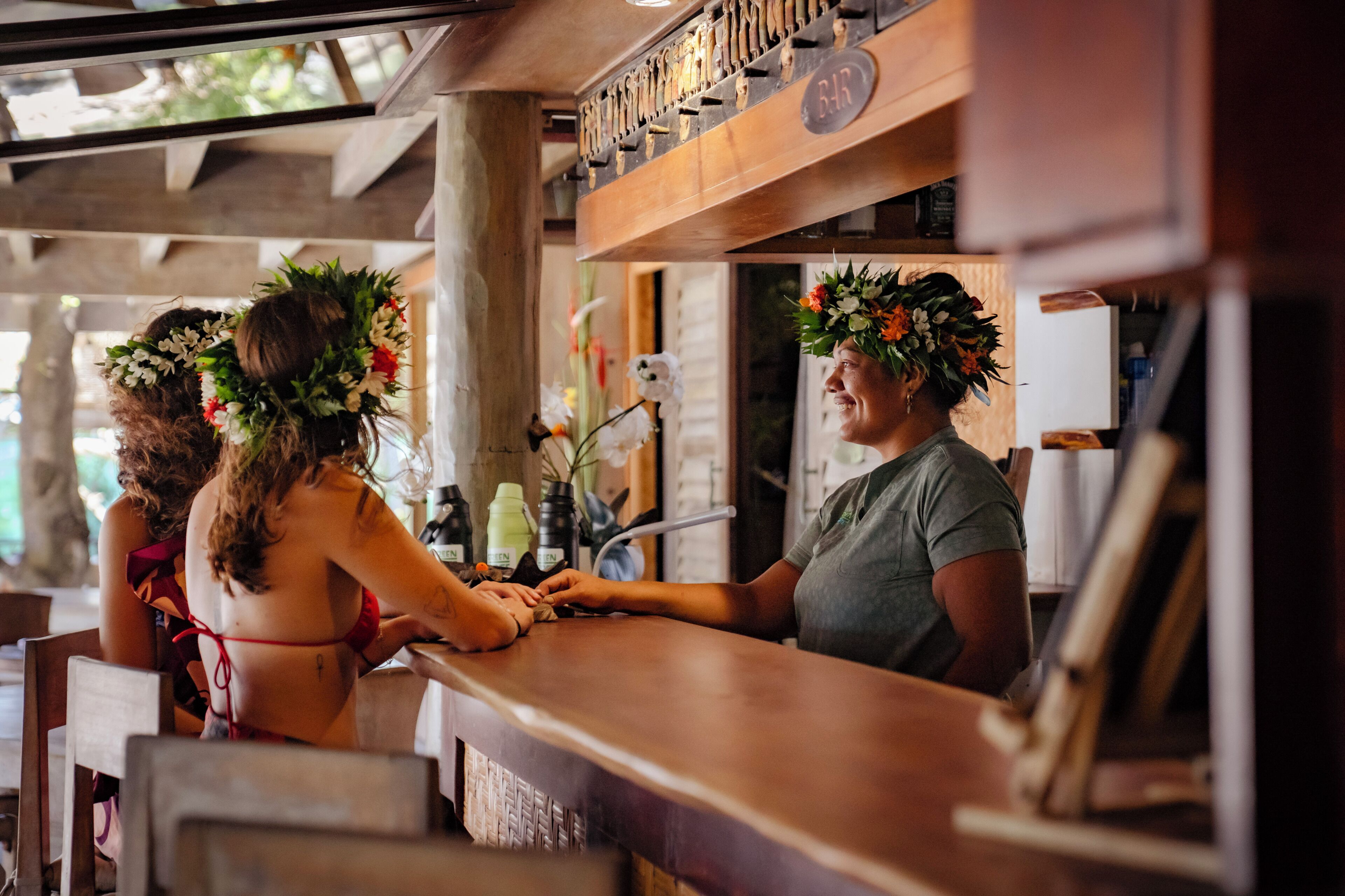 Eine Bar mit Holztischen und einer Theke.