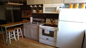Fridge, microwave, oven, stovetop - Wine Alley East suite (Hermann)