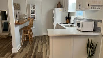 Réfrigérateur, micro-ondes, plaque de cuisson, cafetiÚre/bouilloire