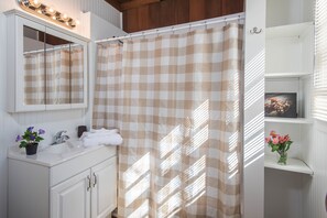 Ensemble douche/baignoire, sèche-cheveux, serviettes fournies, savon
