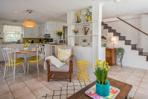 Foxhole Cottage  - Close to downtown