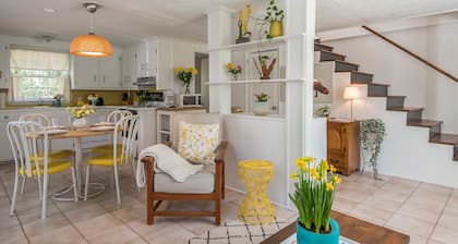 Foxhole Cottage - Close to downtown