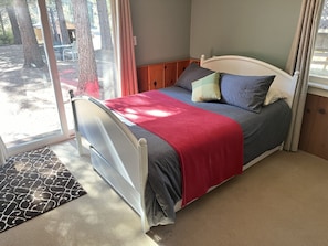 3 bedrooms, iron/ironing board, free WiFi, bed sheets - Mt. Shasta - McCloud   Trees and privacy on three acres. Pets OK. (McCloud)