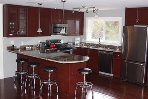 ثلاجة، ميكروويف، فرن، موقد طهي مسطح