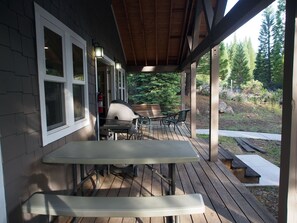 Outdoor dining - Mt. Shasta fun for the whole family. Pets OK. Mt. Shasta (McCloud)