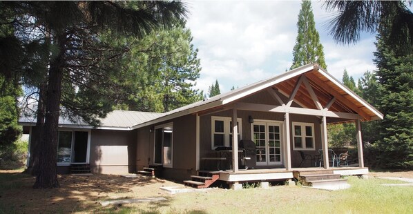 Exterior - Mt. Shasta fun for the whole family. Pets OK. Mt. Shasta (McCloud)