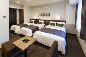 Cubrecamas, escritorio, wifi gratis y ropa de cama 