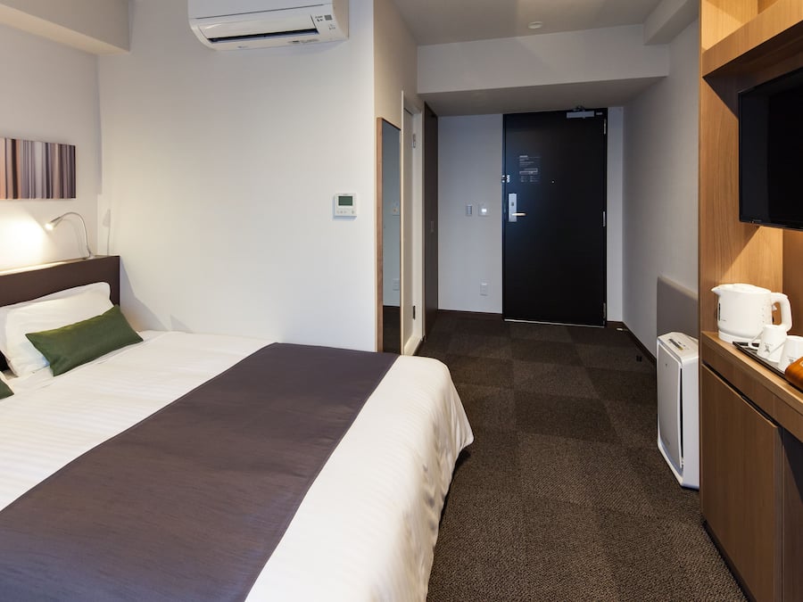 Down duvets, desk, free WiFi, bed sheets