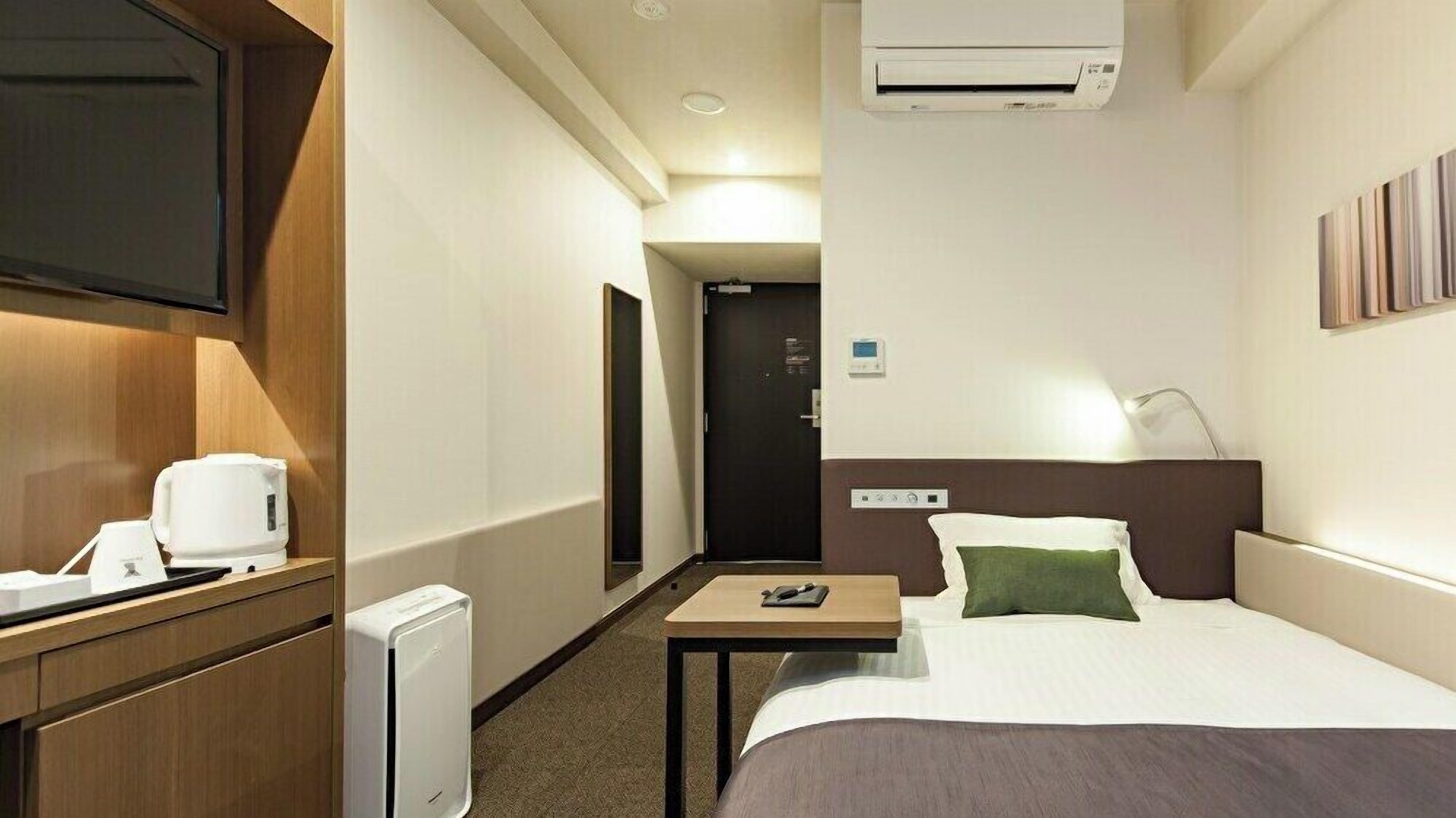 Down duvets, desk, free WiFi, bed sheets
