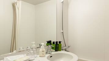 Duschwanne, kostenlose Toilettenartikel, Haartrockner, Hausschuhe