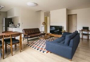 Casa, 5 habitaciones | Sala de estar | Televisión de pantalla plana y computadora