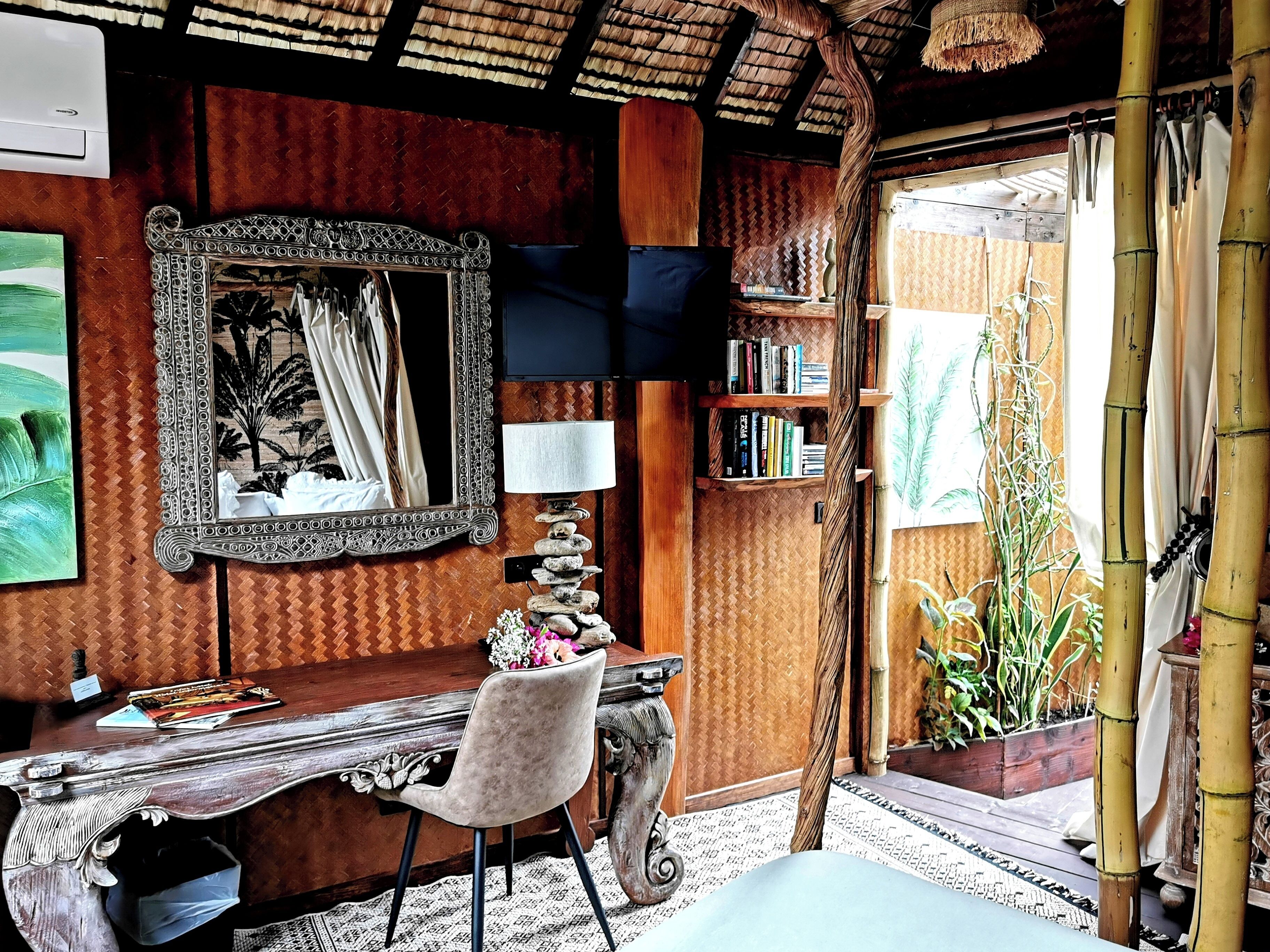 romantic suite | living area | 1000-cm flat-screen tv with satellite channels, tv, netflix