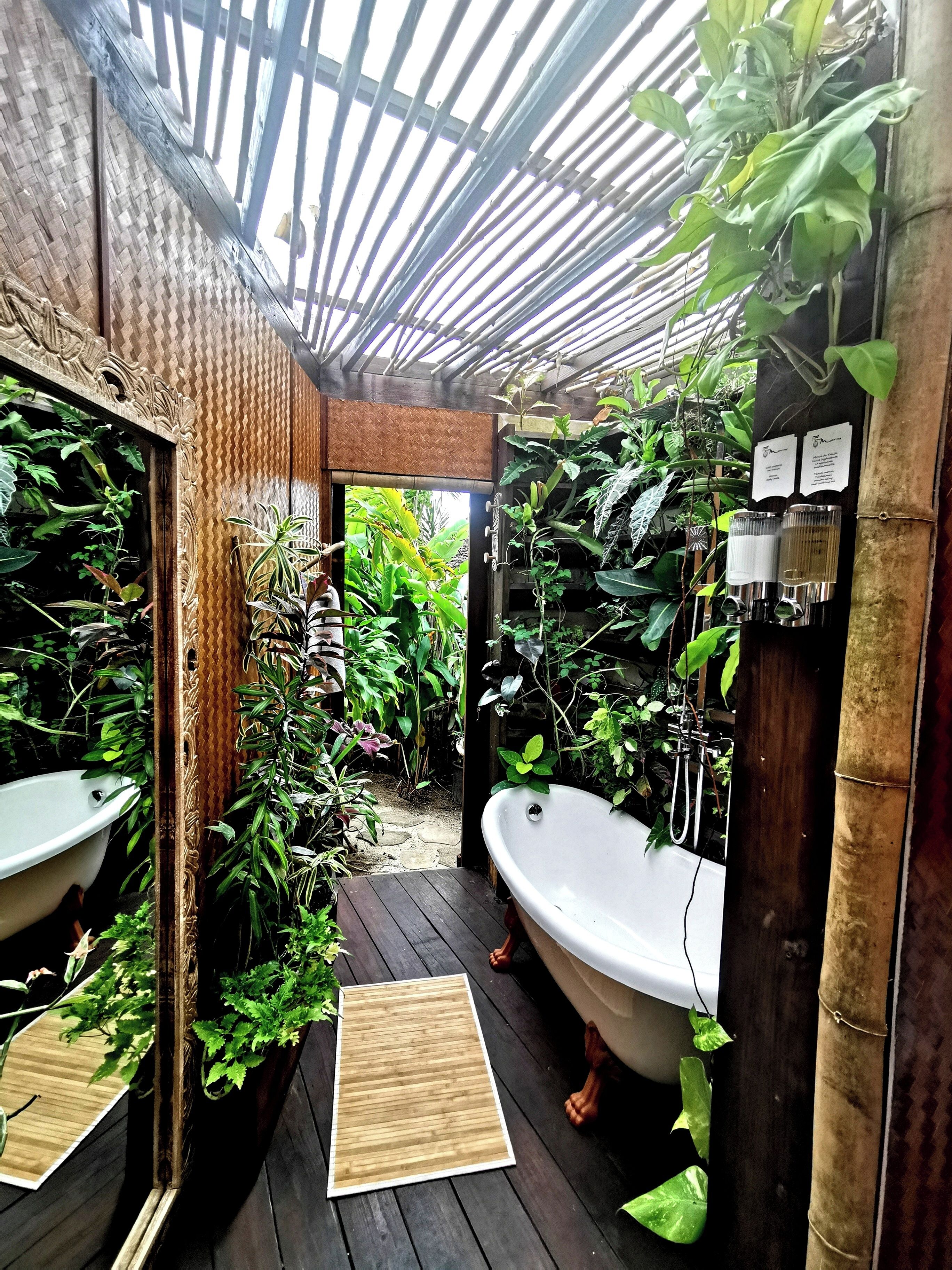 Suite Romantis | Kamar mandi | Kombinasi shower/bathtub dan pancuran hujan