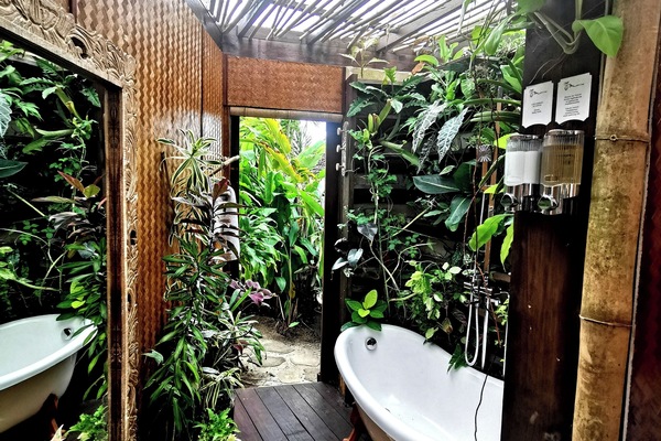 Suite Romantis | Kamar mandi | Kombinasi shower/bathtub dan pancuran hujan