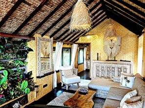 Superior Suite | Living area | 1000-cm flat-screen TV with satellite channels, TV, Netflix - Hôtel Fenua Mata'i'oa (Moorea-Maiao)