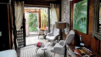 Romantic Suite | Egyptian cotton sheets, premium bedding, Select Comfort beds, minibar