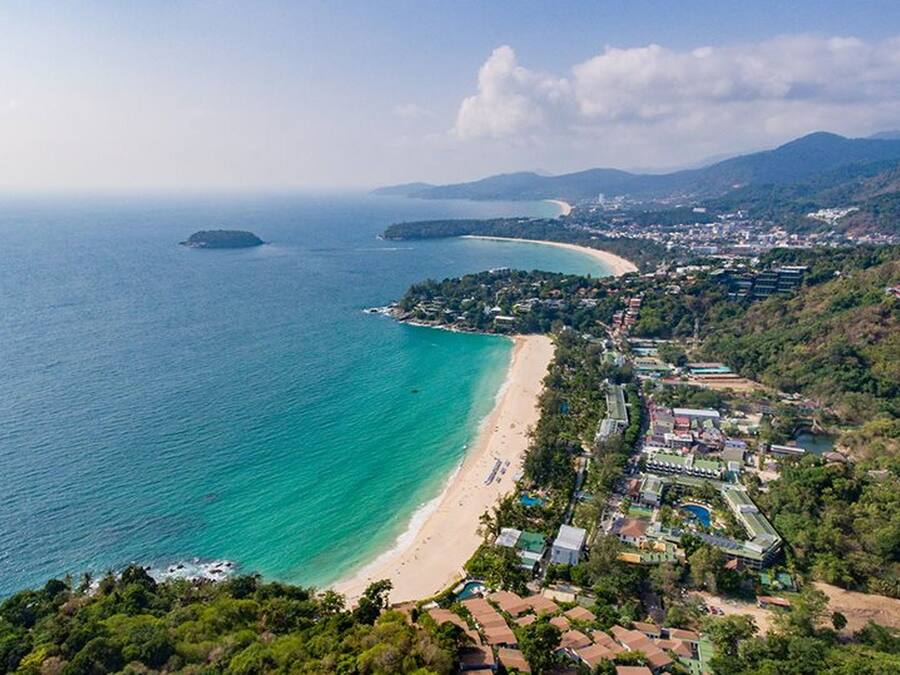 Ubicación cercana a la playa, arena blanca, tumbonas y sombrillas