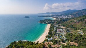 Plage à proximité, sable blanc, chaises longues, parasols