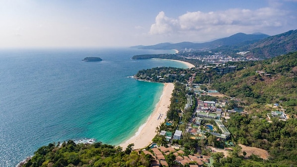 靠近海滩、白沙、沙滩椅、海滩遮阳伞
