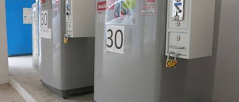 Dos unidades de refrigeración industriales con la etiqueta '30' en un espacio interior limpio, con suelo de hormigón y pared azul de fondo.
