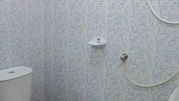 Shower, rainfall showerhead, free toiletries, towels