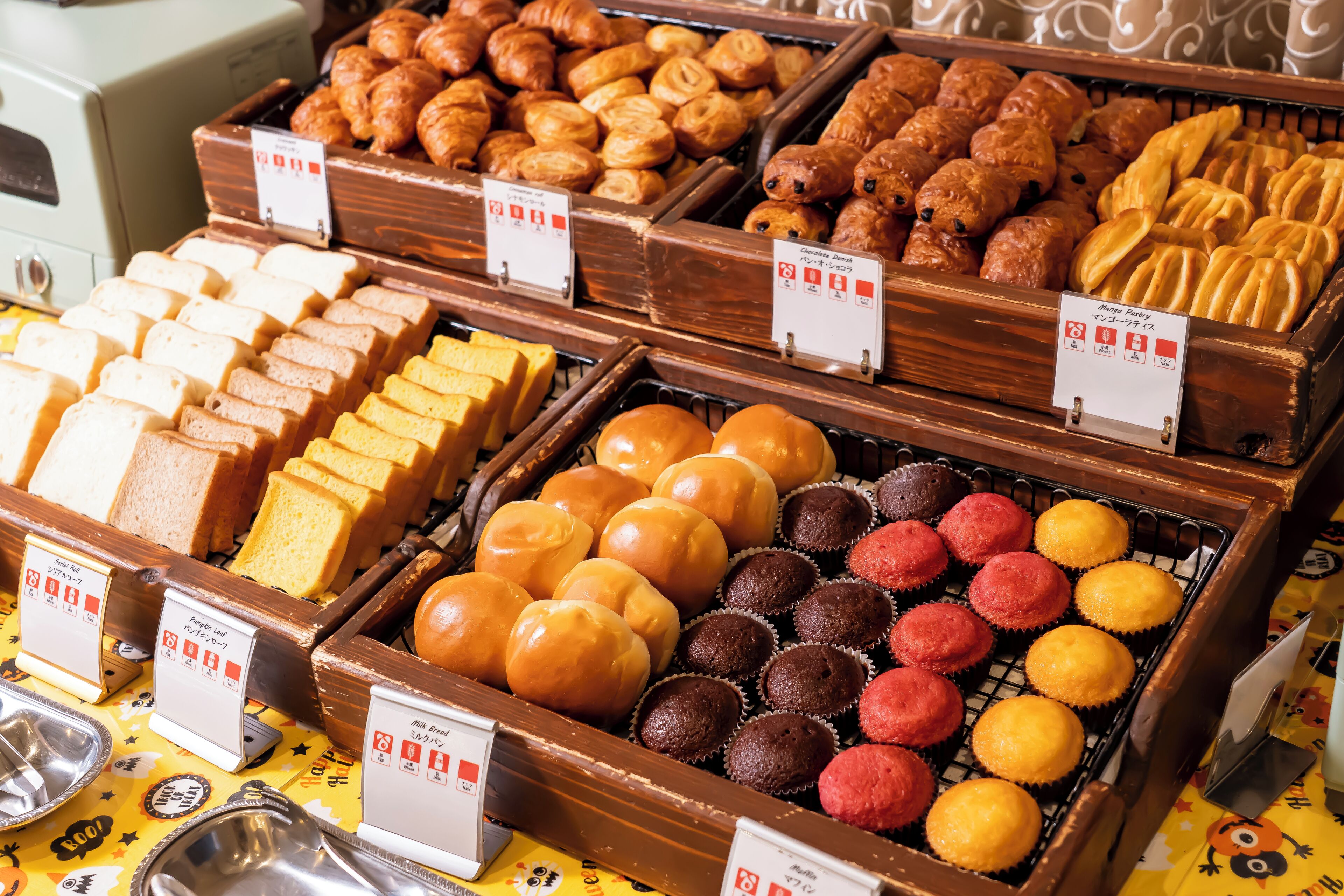 Una vitrina de panadería con diversas opciones de pastelería.