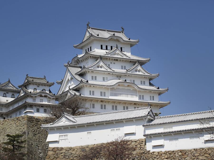 Et traditionelt japansk slot med flere niveauer og hvide mure.