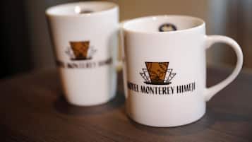 Dos tazas blancas con logotipos y texto.