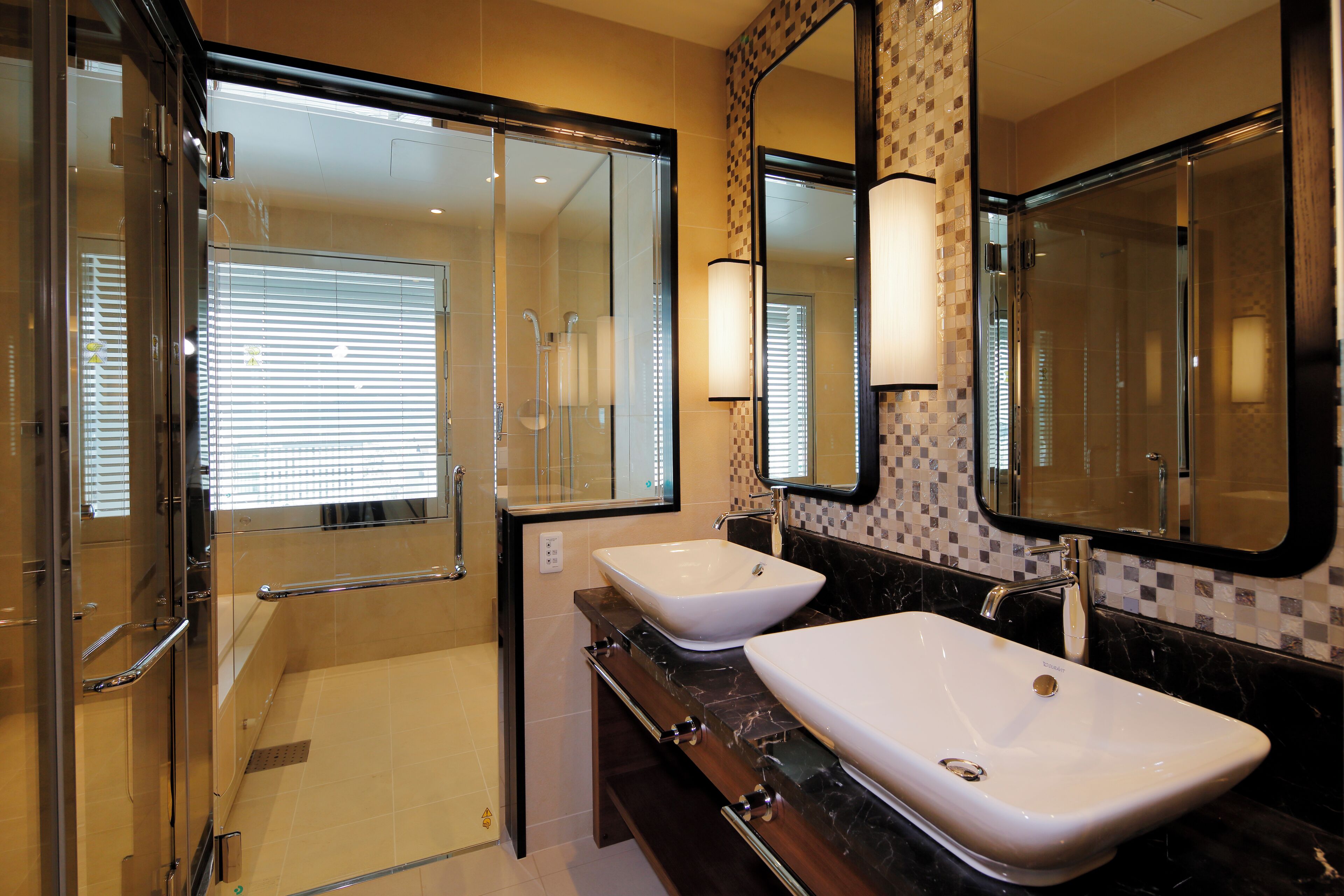 royal suite room, non smoking | bathroom | combined shower/bathtub, free toiletries, hair dryer, slippers
