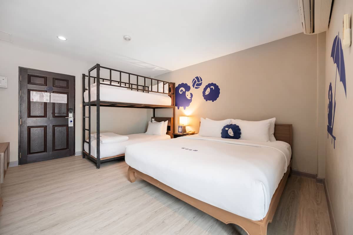 Comfort Quadruple Room | Peti besi dalam bilik, meja, Wi-fi percuma