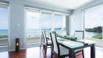 Villa – deluxe | Spiseområde på rommet