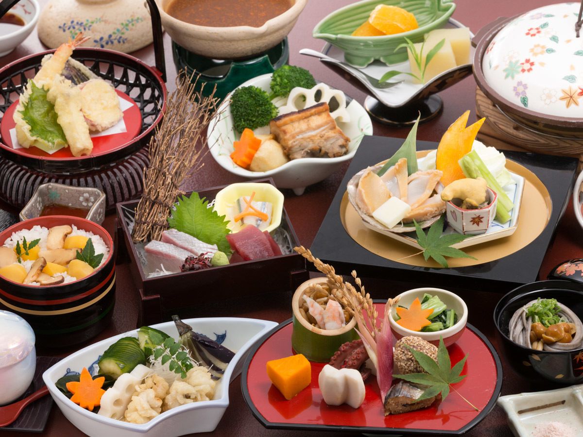 Une variété de plats traditionnels japonais disposés sur une table.