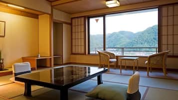 客房內保險箱、書桌、免費無線上網