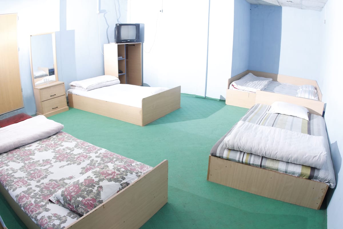 Habitación individual estándar, 3 camas individuales | Escritorio y ropa de cama
