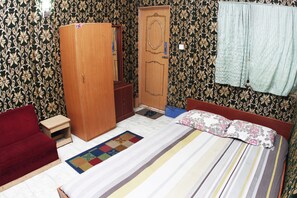Standard Single Room | Desk, bed sheets - Hill View Rest House (Sreemangal)