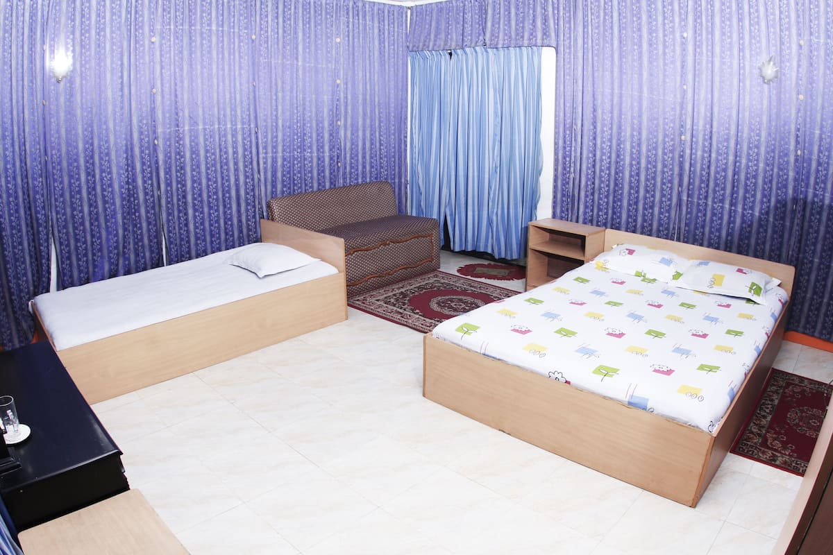 Habitación individual estándar, varias camas | Escritorio y ropa de cama