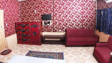 Deluxe Double Room | Desk, bed sheets
