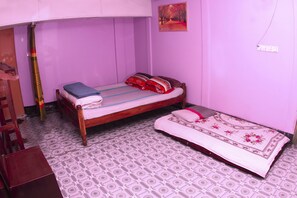 Habitación estándar, 1 cama matrimonial | Escritorio, camas extra gratis y wifi gratis 